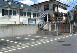 クリニック前面部分の駐車スペースの写真