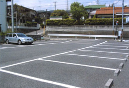 クリニック斜め向かいの駐車場の写真