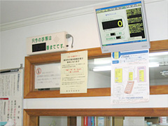 受付カウンター上の待ち順表示モニターの写真